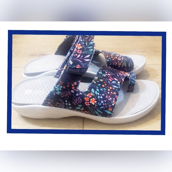 NWOT BZEES SANDALS - Picture 2 of 2